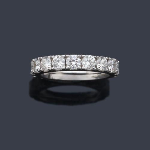  Alianza completa con brillantes de aprox. 3,30 ct en total.