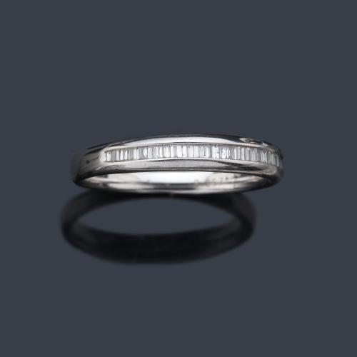  Media alianza con banda de diamantes talla baguette de aprox. 0,52 ct en total.