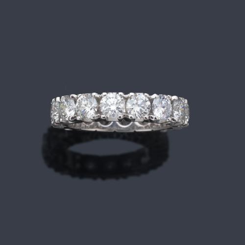  Alianza completa con brillantes de aprox. 4,35 ct en total.