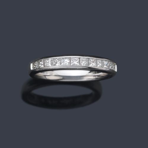  Media alianza con banda de diamantes talla princesa de aprox. 0,60 ct en total.
