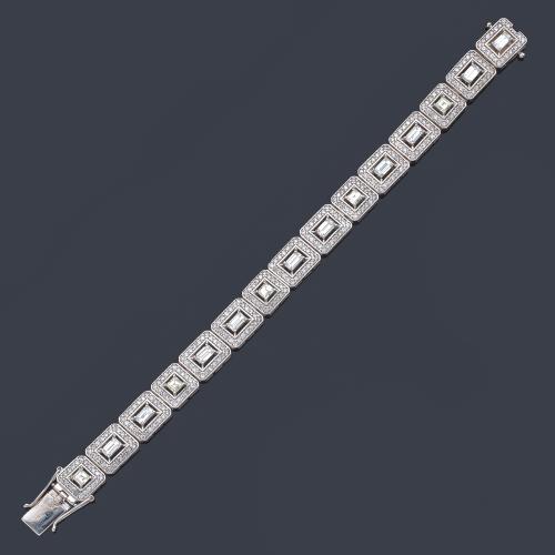  Pulsera articulada con motivos geométricos con diamantes talla baguette, carré y brillante de 8,50 ct en total.