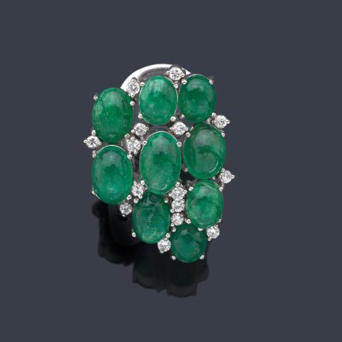  Colgante con nueve esmeraldas talla cabujón salpicado con brillantes, en montura de oro blanco de 18K.