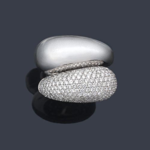  Anillo con dos brazos contrapeados, uno de ellos en pavé de brillantes de 2,76 ct en total.