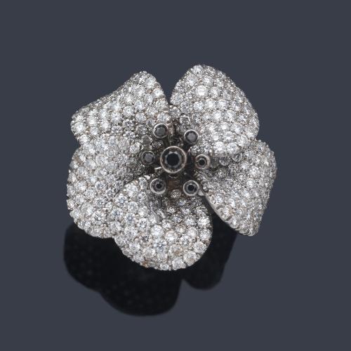 Anillo con diseño de flor con pavé de brillantes y centro de diamantes negros de 4,39 ct en total.