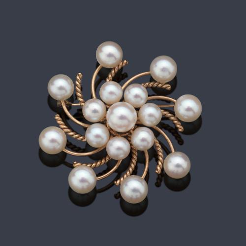  Broche con diseño de espiral con motivo de rosetón y remate de perlas. Años '60.