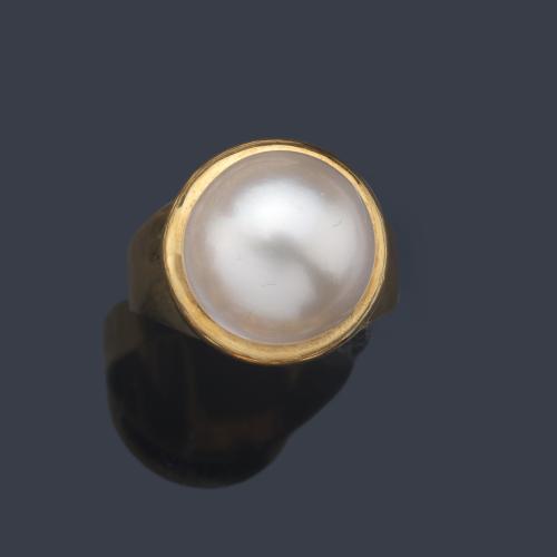  Anillo con perla Mabe en montura de oro amarillo de 18K. Años '60.