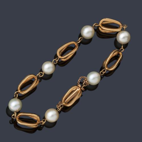  Pulsera con seis perlas de aprox. 9,00 mm intercalado con motivos calados en oro amarillo de 18K.