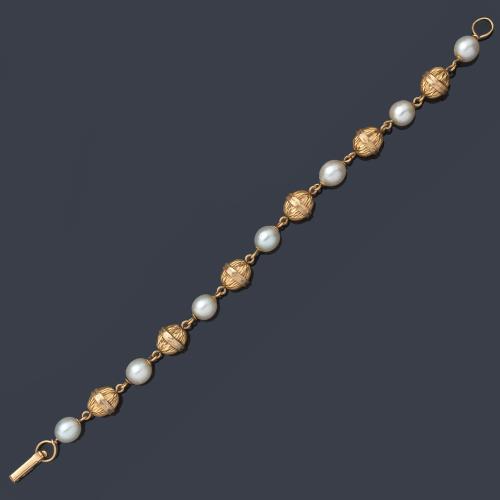  Pulsera con perlas de aprox. 9,00 mm intercalado con motivos cincelados realizados en montura de oro amarillo de 18K.
