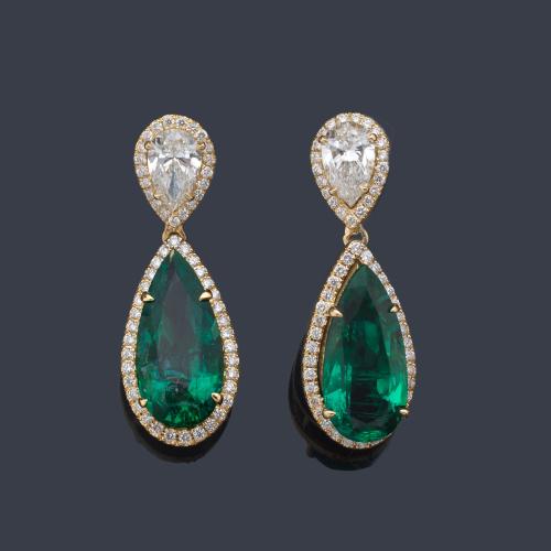  Pendientes largos con pareja de esmeraldas talla perilla de aprox. 8,80 ct en total y diamantes talla brillante y pera de aprox. 0,90 ct y 1,40 ct respectivamente.