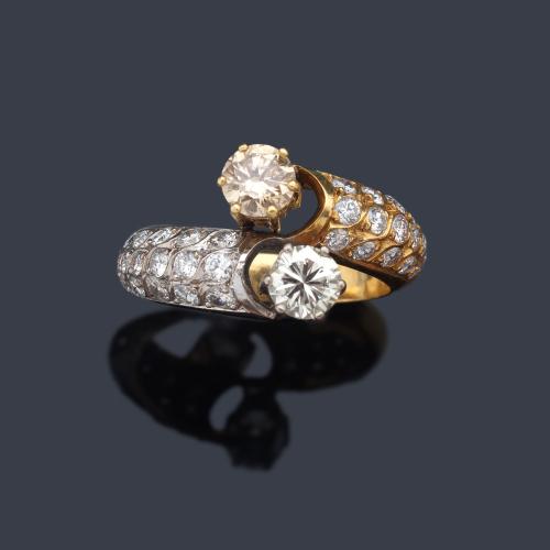  Anillo con dos brazos contrapeados con dos brillantes fancy brown y blanco de aprox. 1,00 ct en total, los dos brazos cuajados de brillantes.