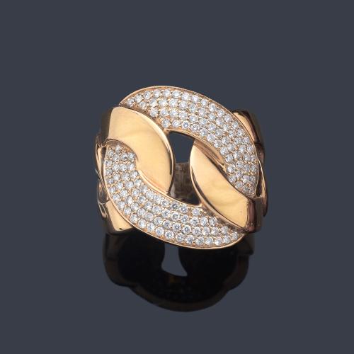  Anillo con diseño de nudo con pavé de brillantes de 0,95 ct en total.