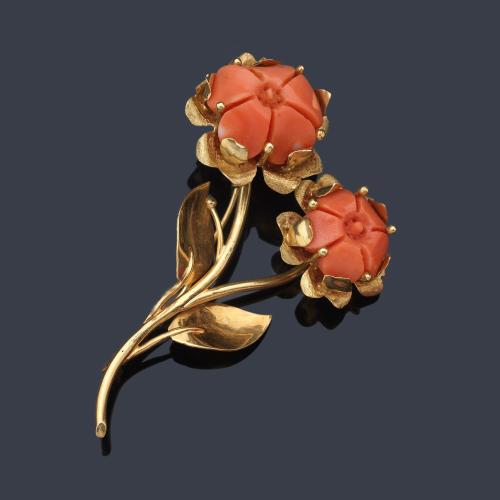  Broche floral con dos piezas de coral tallado, realizado en montura de oro amarillo de 18K.