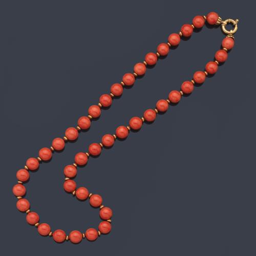  Collar largo de coral de aprox. 10,94 mm - 10,51 mm con cierre marinero en oro amarillo de 18K.
