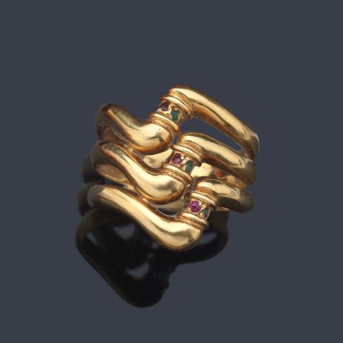  Anillo con tres bandas onduladas con rubíes y esmeraldas en montura de oro amarillo de 18K.