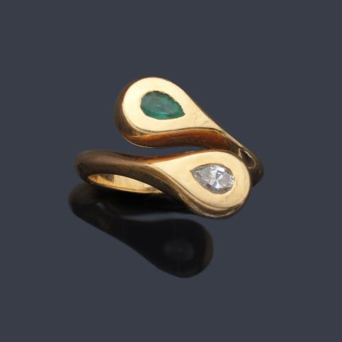  Anillo 'tú y yo' con diamante talla perilla y esmeralda en montura de oro amarillo de 18K.