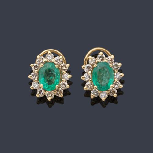  Pendientes cortos con pareja de esmeraldas talla oval de aprox. 400 ct con orla de brillantes.