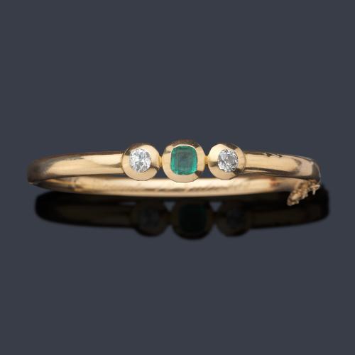  Pulsera rígida de pedida con esmeralda central y dos diamantes talla antigua de aprox. 0,45 ct en total. Año 1900.