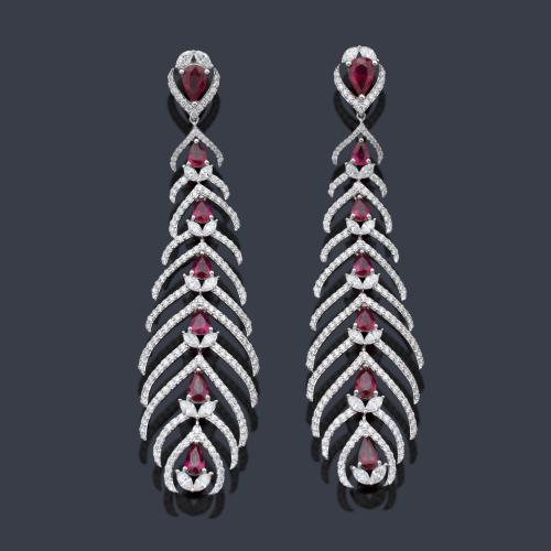  Delicados pendientes largos con diseño de pluma con rubíes talla perilla de 3,33 ct y diamantes talla brillante y marquís de 2,92 ct en total.