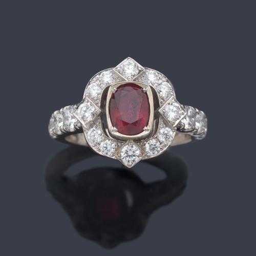  Anillo con rubí talla 'cushion' de 1,28 ct y orla de brillantes de aprox. 1,09 ct en total.