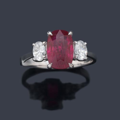  Anillo con rubí talla oval de 3,05 ct con pareja de diamantes talla oval de 0,50 ct en total. Certificado GRS.