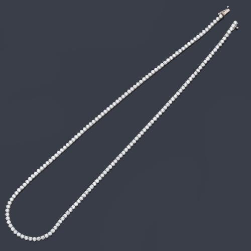  Collar rivière con banda de brillantes de aprox. 10,12 ct en total.