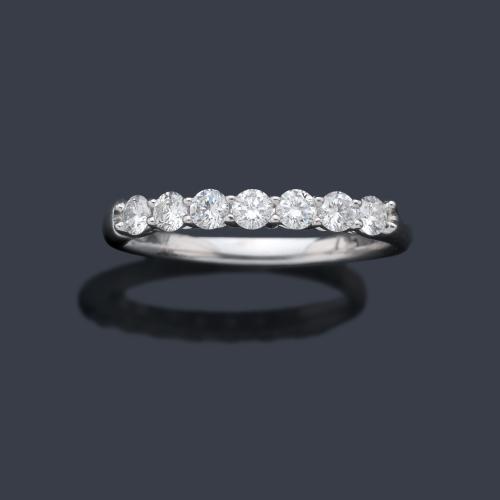  Media alianza con brillantes de aprox. 0,52 ct en total en montura de oro blanco de 18K.