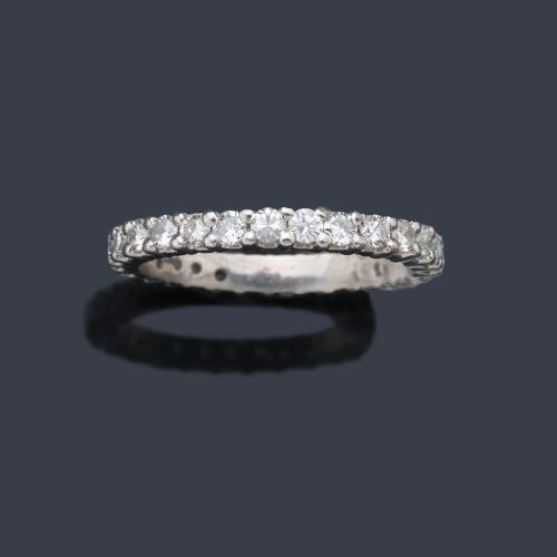  Alianza completa con brillantes de aprox. 1,50 ct en total.