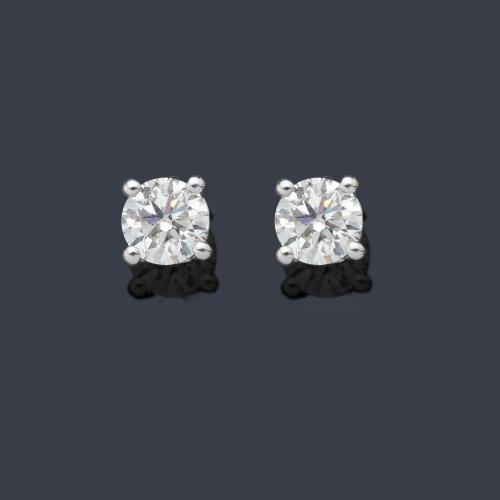  Dormilonas con pareja de brillantes de aprox. 1,00 ct en total.