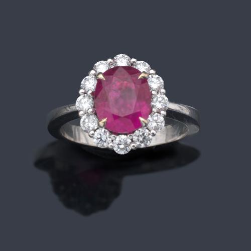  Anillo con rubí talla oval de aprox. 3,05 ct con orla de brillantes de aprox. 0,68 ct en total. Certificado GRS Gemresearch Lab.