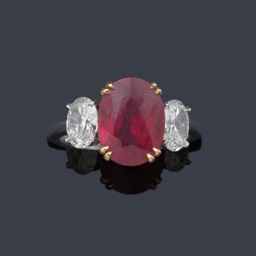  Anillo con rubí talla oval de aprox. 5,00 ct con dos diamantes talla oval de aprox. 1,40 ct en total. Certificado GRS Gemresearch SwissLab.