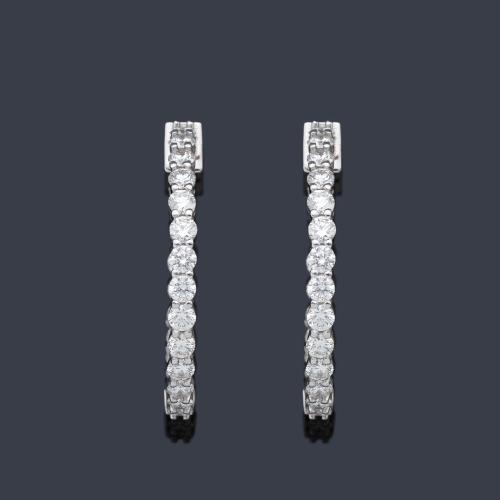  Criollas con banda de brillantes de aprox. 2,49 ct en montura de oro blanco de 18K.