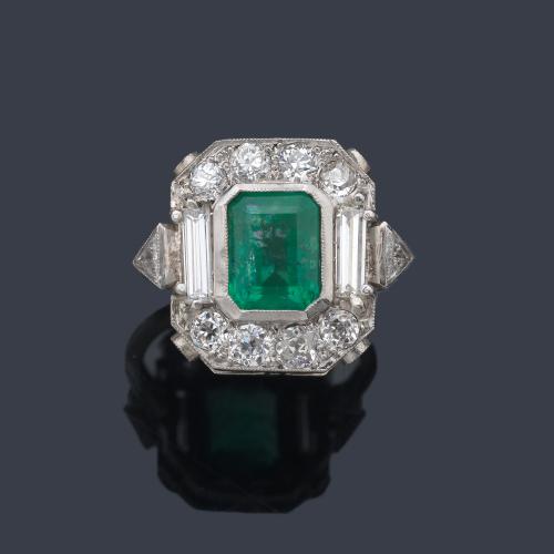  Anillo con esmeralda central de aprox. 2,00 ct con orla de diamantes talla triángulo, antigua y baguette de aprox. 1,40 ct en total.