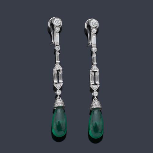  Pendientes largos con pareja de chupones de esmeraldas y diamantes talla brillante y baguette de aprox. 2,20 ct en total.