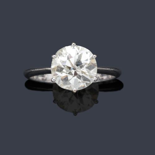  Solitario con diamante talla antigua de aprox. 2,55 ct en montura de oro blanco de 18K.