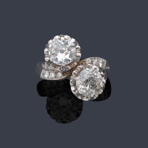  Anillo 'tú y yo' con pareja de diamantes talla antigua de aprox. 1,42 ct y 1,52 ct respectivamente.