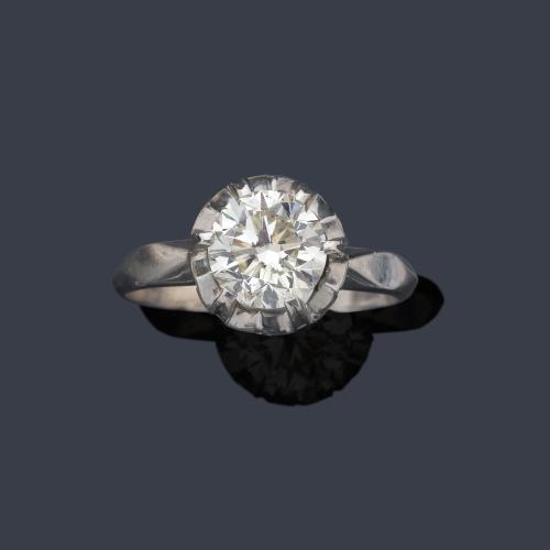  Solitario con diamante talla transición de aprox. 1,25 ct en montura de oro blanco de 18K.