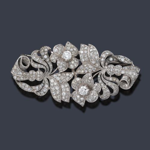  Broche años '50 con diseño floral con diamantes talla antigua y 8/8 de aprox. 6,98 ct en total.