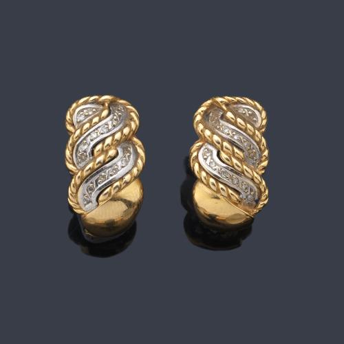  Pendientes tipo criolla con bandas onduladas decoradas con cordoncillo en oro amarillo de 18K intercalado con diamantes talla sencilla.