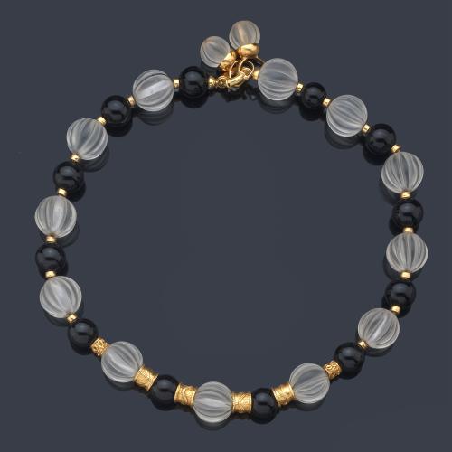  Collar corto con motivos esféricos gallonados en cristal de roca y cuentas de ónix con cierre marinero en oro amarillo de 18K.