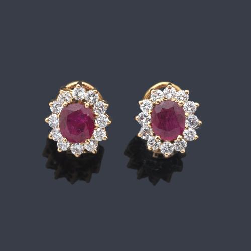  Pendientes cortos con pareja de rubíes talla oval de aprox. 2,00 ct en total y orla de brillantes de aprox. 1,60 ct.