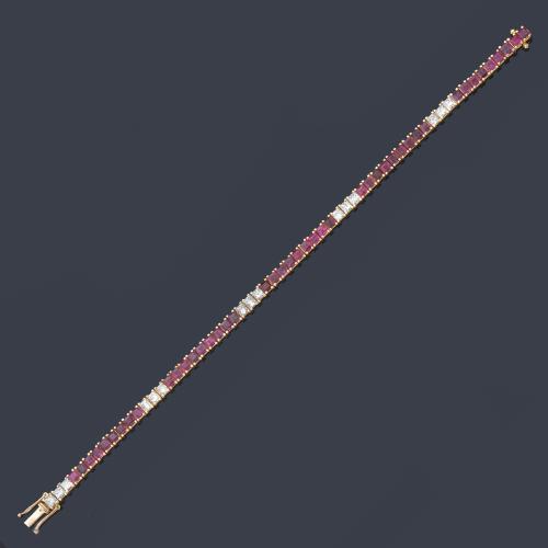  Pulsera tipo rivière con rubíes calibrados 7,70 ct en total intercalado con diamantes talla princesa de aprox. 1,87 ct.