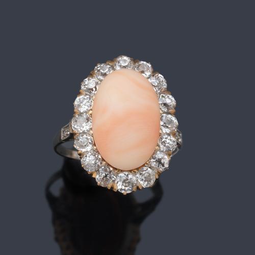  Anillo con pieza de coral en cabujón orlado con diamantes talla antigua de aprox. 1,60 ct en total.