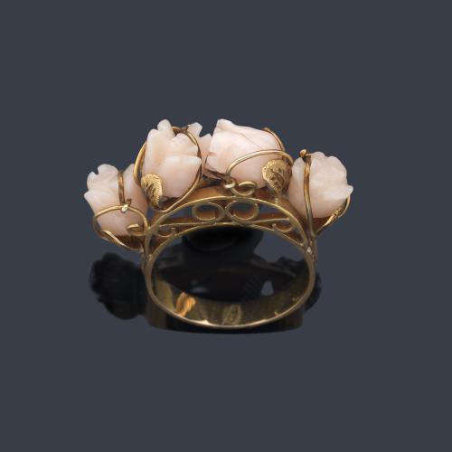  Anillo años '70 con cuatro motivos en forma de rosa realizada en coral rosa, sobre montura de oro amarillo de 18K.