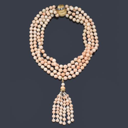  Collar con tres hilos de cuentas de coral 'piel de ángel' con remate de borlón con seis hileras de coral.