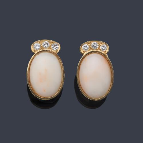  Pendientes cortos con pareja de cabujones de coral 'piel de ángel' con copete superior de brillantes de aprox. 0,52 ct en total.