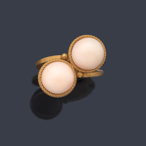  Anillo 'tu y yo' con pareja de cabujones de coral 'piel de ángel' en montura de oro mate amarillo de 18K.