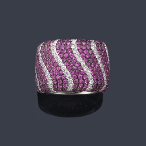  Anillo ancho con pavé de zafiros rosas talla redonda de 5,00 ct y bandas onduladas de brillantes de 1,56 ct en total.