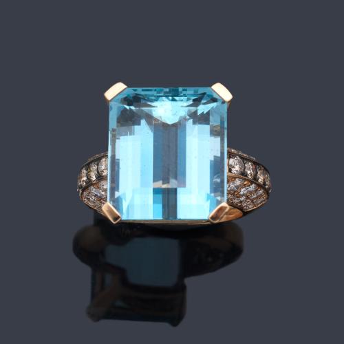  Anillo con aguamarina central de aprox. 16,20 ct con bandas de brillantes 'brown' e incoloros de aprox. 1,65 ct en total.