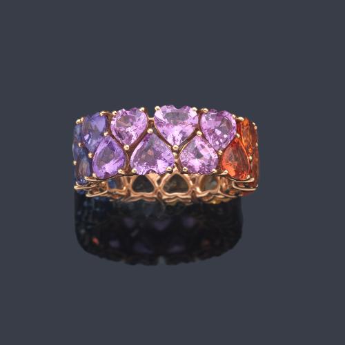  Anillo 'sin fin' con zafiros multicolor talla corazón de 14,49 ct en total.