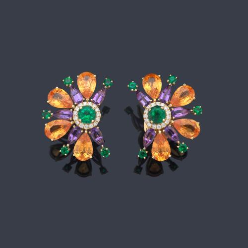  Pendientes con diseño de abanico con zafiros naranjas talla perilla, esmeraldas y amatistas de 9,90 ct en total y brillantes de 0,20 ct en total.